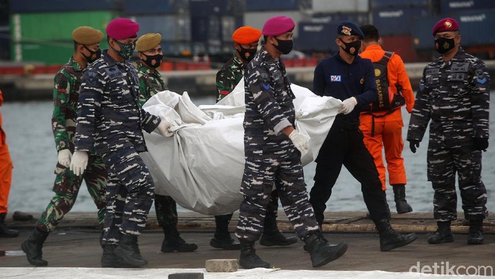 Proses Evakuasi Sriwijaya Air SJ182 Diperpanjang 3 Hari Basarnas mengumumkan proses pencarian dan evakuasi Sriwijaya Air SJ182 diperpanjang. Proses pencarian dan evakuasi diperpanjang 3 hari hingga Senin depan.