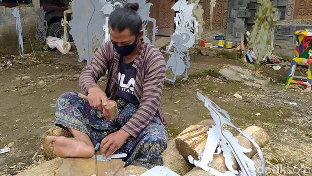 Proses pembuatan wayang dari bahan galvalum yang dilakukan Sujono Keron di Kabupaten Magelang, Kamis (14/1/2021).