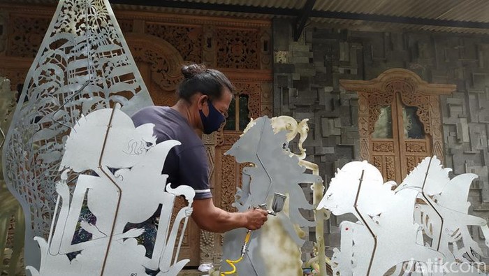 Proses pembuatan wayang dari bahan galvalum yang dilakukan Sujono Keron di Kabupaten Magelang, Kamis (14/1/2021).