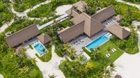 Ada juga vila pantai dengan dua kolam renangm empat kamar tidur yang dilengkapi dengan dua tempat tidur king dan dua queen lengkap dengan jacuzzi. Ditambah lagi dengan ruang tamu yang besar dengan akses langsung ke pantai. (CNN)