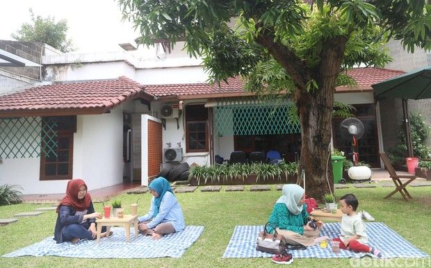 Seru! Di 5 Tempat Ini Bisa Kulineran di Tengah Kebun Asri