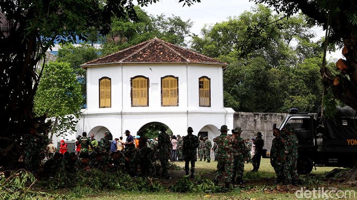 TNI AD akan bangun rumah sakit khusus pasien COVID-19 di Benteng Vastenburg Solo. Pasien COVID-19 bergejala ringan hingga sedang nantinya akan dirawat di sana.