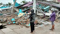 Bangunan rumah sakit tampak hancur.