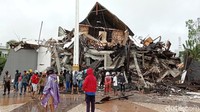 Gedung Kantor Gubernur Sulawesi Barat juga rusak akibat gempa bumi ini.