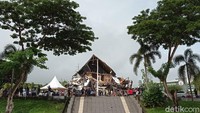 Warga mengamati Gedung Kantor Gubernur Sulawesi Barat yang rusak akibat gempa bumi, di Mamuju, Sulawesi Barat, Jumat (15/1/2021).