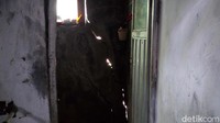 Terlihat ada enam rumah yang mengalami keretakan parah hingga pondasinya nyaris ambles.