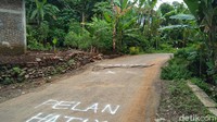 Selain itu, penggna jalan juga dminta berhati-hati karena adanya retakan.