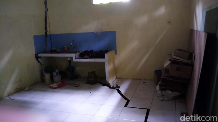 Rumah dan Jalan di Purbalingga Retak Akibat Tanah Gerak Tanah gerak terjadi di Desa Banjaran, Kecamatan Bojongsari, Purbalingga, Jateng. Akibatnya 40 rumah dan fasilitas umum seperti jalan dan jembatan retak-retak.