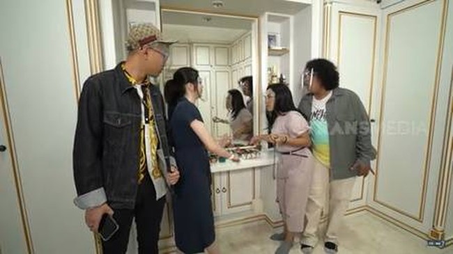 Tak hanya tas-tas mewah, ada juga koleksi aksesori dan jam tangan Vanessa yang harganya tak kalah fantastis. Salah satu jamnya ada berharga sekitar Rp 1,1 miliar karena dilapisi oleh berlian dan emas. Foto: Youtube/Trans7 Official