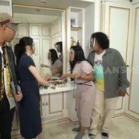 Tak hanya tas-tas mewah, ada juga koleksi aksesori dan jam tangan Vanessa yang harganya tak kalah fantastis. Salah satu jamnya ada berharga sekitar Rp 1,1 miliar karena dilapisi oleh berlian dan emas. Foto: Youtube/Trans7 Official