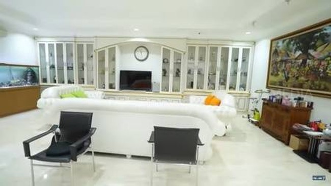 Untuk bagian ruang keluarga, Indra memilih warna putih yang membuat ruang tersebut jadi terkesan teduh dan nyaman. Bagaimana menurutmu? Foto: Youtube/Trans7 Official