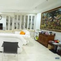 Untuk bagian ruang keluarga, Indra memilih warna putih yang membuat ruang tersebut jadi terkesan teduh dan nyaman. Bagaimana menurutmu? Foto: Youtube/Trans7 Official