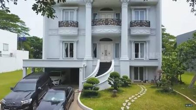 Di bagian depan rumah terlihat beberapa koleksi mobil mewahnya. Menurut penuturan Indra, salah satu mobilnya ada yang seharga Rp 2,5 miliar. Foto: Youtube/Trans7 Official