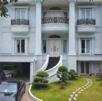 Di bagian depan rumah terlihat beberapa koleksi mobil mewahnya. Menurut penuturan Indra, salah satu mobilnya ada yang seharga Rp 2,5 miliar. Foto: Youtube/Trans7 Official