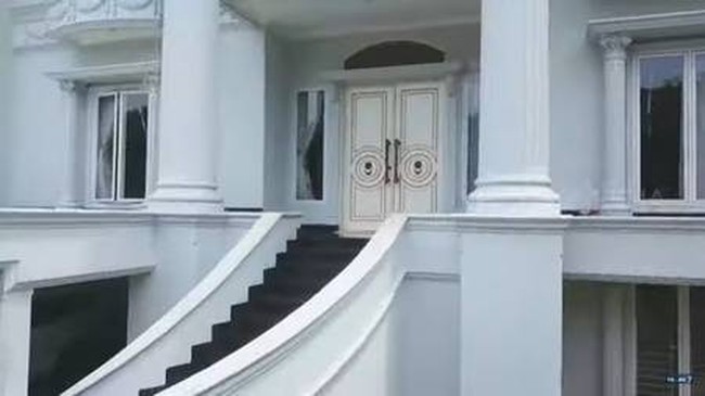 Rumah yang didominasi warna putih dan hitam ini menjadi tempat tinggal Indra ketika dirinya berada di Jakarta. Indra sendiri diketahui sering bolak balik Jakarta-Medan. Foto: Youtube/Trans7 Official