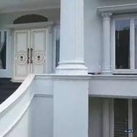 Rumah yang didominasi warna putih dan hitam ini menjadi tempat tinggal Indra ketika dirinya berada di Jakarta. Indra sendiri diketahui sering bolak balik Jakarta-Medan. Foto: Youtube/Trans7 Official