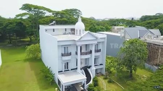 Ini adalah penampakan luar dari rumah Indra Kenz yang berada di Jakarta. Dari luarnya saja rumah milik crazy rich Medan ini sudah terlihat cukup besar dan mewah. Foto: Youtube/Trans7 Official