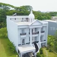 Ini adalah penampakan luar dari rumah Indra Kenz yang berada di Jakarta. Dari luarnya saja rumah milik crazy rich Medan ini sudah terlihat cukup besar dan mewah. Foto: Youtube/Trans7 Official