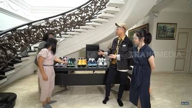 Beberapa sepatu mahal koleksi Indra Kenz juga terlihat di dalam rumahnya. Diakui Indra bahwa itu hanyalah sebagian kecil dari sepatunya. Sebagian besar sepatunya yang kurang lebih ada sekitar 200 pasang itu masih berada di Medan. Foto: Youtube/Trans7 Official