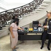 Beberapa sepatu mahal koleksi Indra Kenz juga terlihat di dalam rumahnya. Diakui Indra bahwa itu hanyalah sebagian kecil dari sepatunya. Sebagian besar sepatunya yang kurang lebih ada sekitar 200 pasang itu masih berada di Medan. Foto: Youtube/Trans7 Official