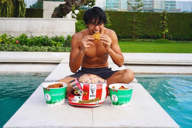 Bukan rumah mewah tentunya tanpa sebuah kolam renang. (Foto: Instagram/@gelaelized)