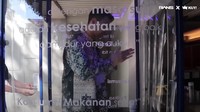 Tak jauh dari situ ada pintu masuk menuju garasi. Sebelum masuk ke bagian dalam rumah, pengunjung diharuskan buat disemprot disinfektan. (Foto: dok. YouTube RANS/KUY) 