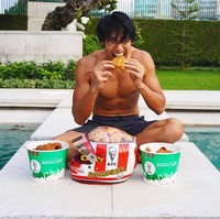 Bukan rumah mewah tentunya tanpa sebuah kolam renang. (Foto: Instagram/@gelaelized)