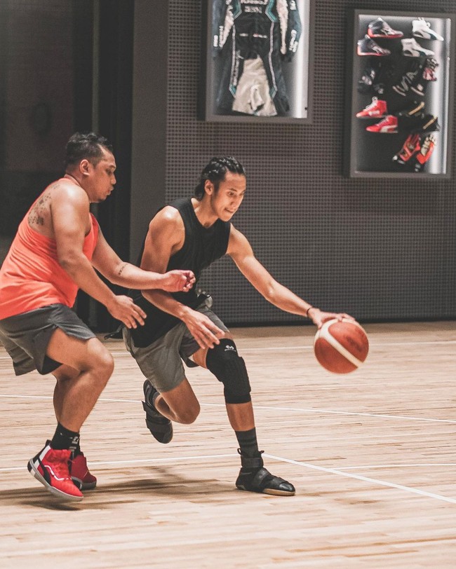 Di lapangan basket ini, dipajang sejumlah benda favorit Sean seperti sneakers dan kostum balap. (Foto: Instagram/@gelaelized)
