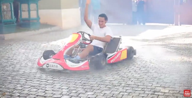 Area halaman di depan garasi tak kalah luas. Bahkan, saudara sambung aktor Fachri Albar ini bisa melakukan aksi drifting menggunakan gokart di sini. (Foto: YouTube RANS/KUY)