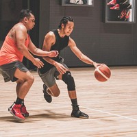 Di lapangan basket ini, dipajang sejumlah benda favorit Sean seperti sneakers dan kostum balap. (Foto: Instagram/@gelaelized)