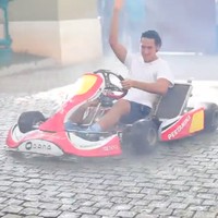 Area halaman di depan garasi tak kalah luas. Bahkan, saudara sambung aktor Fachri Albar ini bisa melakukan aksi drifting menggunakan gokart di sini. (Foto: YouTube RANS/KUY)