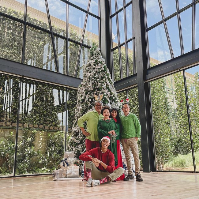 Nama Sean Gelael ikut terseret dalam kontroversi Raffi Ahmad yang menghadiri sebuah pesta usai mendapatkan vaksinasi COVID-19 yang pertama bersama Presiden Joko Widodo. Rupanya, pesta tersebut dikabarkan berlangsung di rumah keluarga pebalap Sean Gelael dalam rangka perayaan ulang tahun ayahnya, pengusaha sekaligus pebalap senior Ricardo Gelael. (Foto: Instagram/@gelaelized)