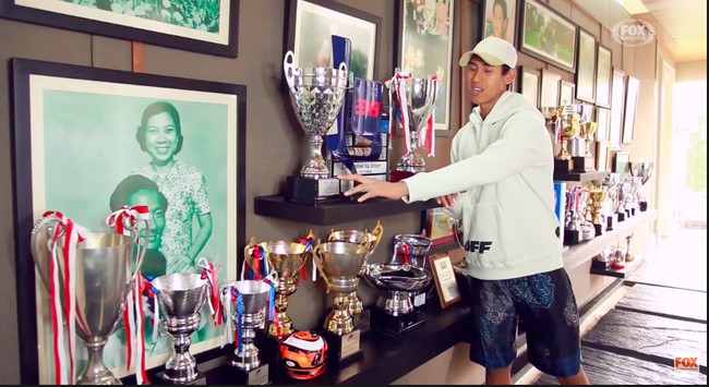 Sean Gelael juga memiliki sebuah area khusus untuk memajang koleksi piala dan penghargaan yang didapatnya dari ajang balap mobil. (Foto: Youtube)