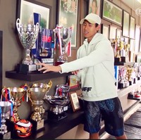 Sean Gelael juga memiliki sebuah area khusus untuk memajang koleksi piala dan penghargaan yang didapatnya dari ajang balap mobil. (Foto: Youtube)