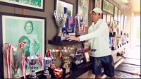 Lalu ada lagi sudut rumah tempat Sean Gelael memajang deretan piala, medali, dan foto-foto keluarga. (Foto: dok. YouTube RANS/KUY) 