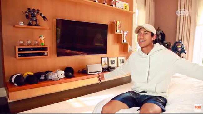 Kamar Sean hadir dalam desain minimalis yang kental. Kayu yang menjadi material utama menyumbangkan atmosfer hangat. Di sini pula, Sean menyimpan sejumlah action figure kesayangannya. (Foto: Youtube)