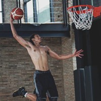 Tak hanya itu, rumah Sean juga dilengkapi sebuah lapangan basket indoor. (Foto: Instagram/@gelaelized)