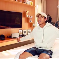 Kamar Sean hadir dalam desain minimalis yang kental. Kayu yang menjadi material utama menyumbangkan atmosfer hangat. Di sini pula, Sean menyimpan sejumlah action figure kesayangannya. (Foto: Youtube)