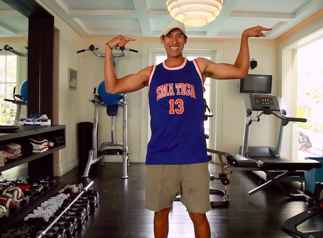 Hobi olahraga, Sean Gelael mendedikasikan sebuah ruangan sebagai gym. (Foto: YouTube)