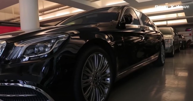 Kemewahan rumah keluarga Sean Gelael sempat diperlihatkan di beberapa kanal YouTube. Rans Entertainment milik Raffi Ahmad pun pernah menjadikannya konten. Di video yang tayang Mei 2020, Raffi ditemani Gading Marten mengulik isi garasi Sean yang mirip showroom mobil. Dari sekian banyak mobil mewah terparkir, terdapat sebuah Mercedes Benz Maybach seri terbaru. Ini baru sultan, kata Raffi mengomentari mobil yang diperkirakan bernilai Rp 5 miliar itu. (Foto: YouTube RANS/KUY)