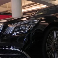 Kemewahan rumah keluarga Sean Gelael sempat diperlihatkan di beberapa kanal YouTube. Rans Entertainment milik Raffi Ahmad pun pernah menjadikannya konten. Di video yang tayang Mei 2020, Raffi ditemani Gading Marten mengulik isi garasi Sean yang mirip showroom mobil. Dari sekian banyak mobil mewah terparkir, terdapat sebuah Mercedes Benz Maybach seri terbaru. Ini baru sultan, kata Raffi mengomentari mobil yang diperkirakan bernilai Rp 5 miliar itu. (Foto: YouTube RANS/KUY)