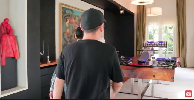 Di dalam rumah, lebih mirip seperti sebuah galeri seni. Banyak patung dan lukisan menghiasi setiap sudut rumah Sean Gelael. (Foto: YouTube RANS/KUY)