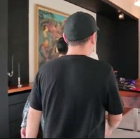 Di dalam rumah, lebih mirip seperti sebuah galeri seni. Banyak patung dan lukisan menghiasi setiap sudut rumah Sean Gelael. (Foto: YouTube RANS/KUY)