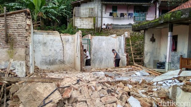Rumah warga yang terdampak bencana tanah gerak di Brebes, Jumat (15/1/2021)