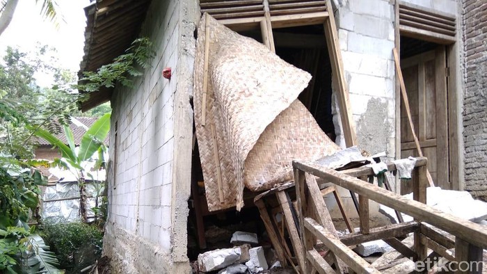 Rumah warga yang terdampak bencana tanah gerak di Brebes, Jumat (15/1/2021)