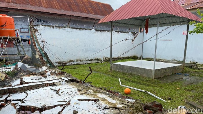 Rutan Kelas IIB Mamuju turut terdampak gempa bumi magnitudo 6,2 yang terjadi di Majene, Sulbar. Guncangan gempa menyebabkan bangunan rutan rusak hingga narapidana terluka. (dok Ditjen PAS)