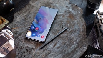Galaxy S21 Ultra mendukung S Pen. Foto: Adi Fida Rahman/detikINET
