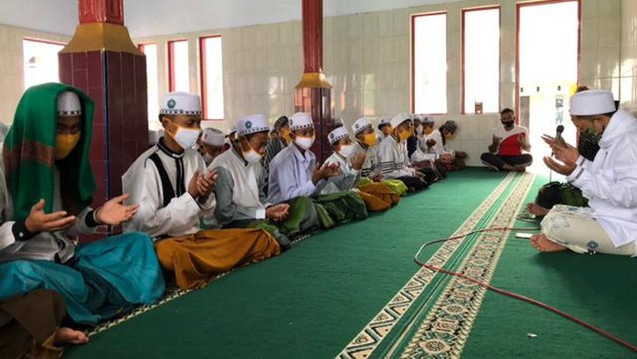 Santri di Kabupaten Porbolinggo Gelar Salat Gaib Doakan Syekh Ali Jaber (Foto: M Rofiq/detikcom)