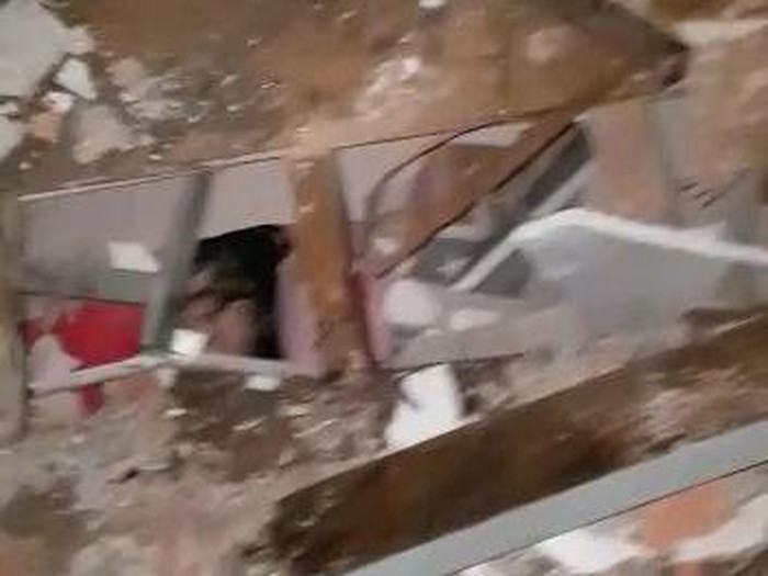 Screenshot warga yang terjebak di reruntuhan bangunan di Mamuju