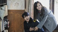 Kedekatan Sehun dan Sejeong membuat banyak orang iri. Tak jarang Sejeong mendapat komentar jahat karena ini. Duh! (Foto: dok. Netflix/Istimewa) 